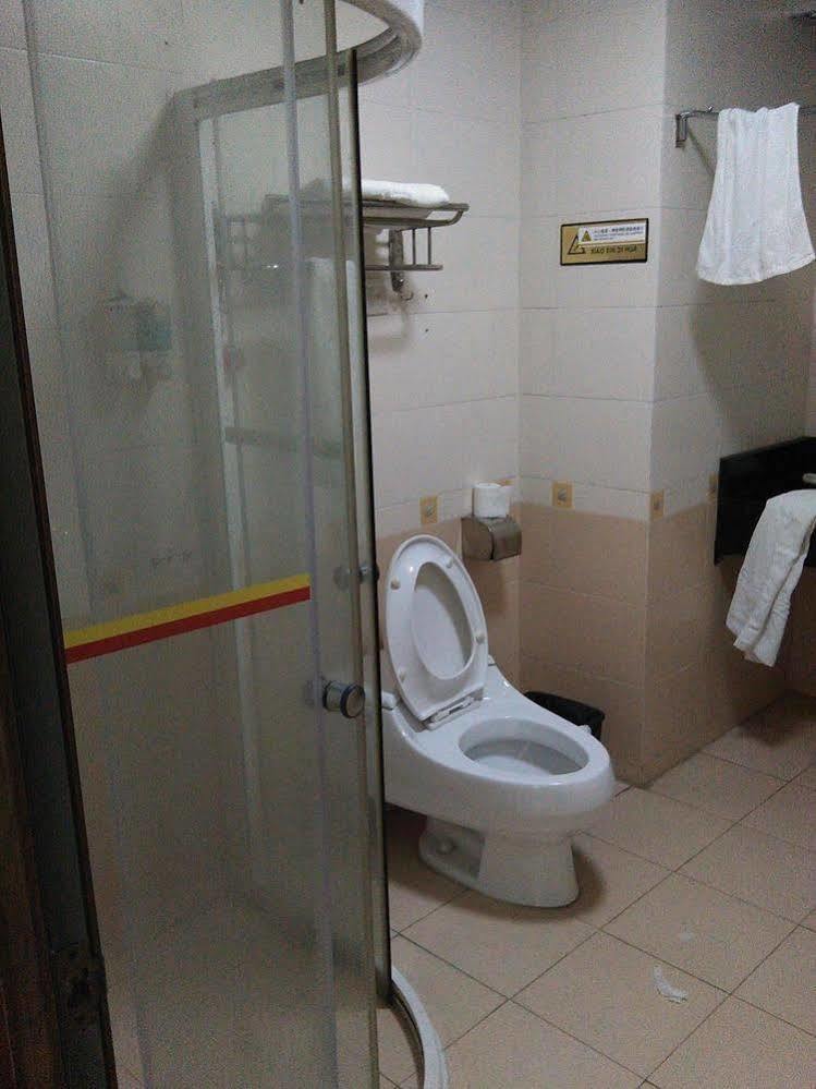 Super 8 Hotel Guangzhou Baiyun Airport Subway Station Inn Гуанчжоу Экстерьер фото