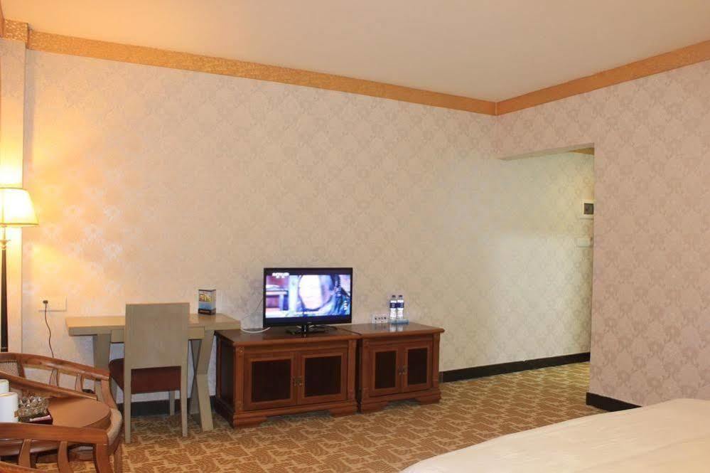 Super 8 Hotel Guangzhou Baiyun Airport Subway Station Inn Гуанчжоу Экстерьер фото