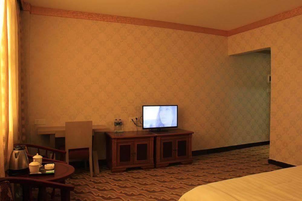 Super 8 Hotel Guangzhou Baiyun Airport Subway Station Inn Гуанчжоу Экстерьер фото